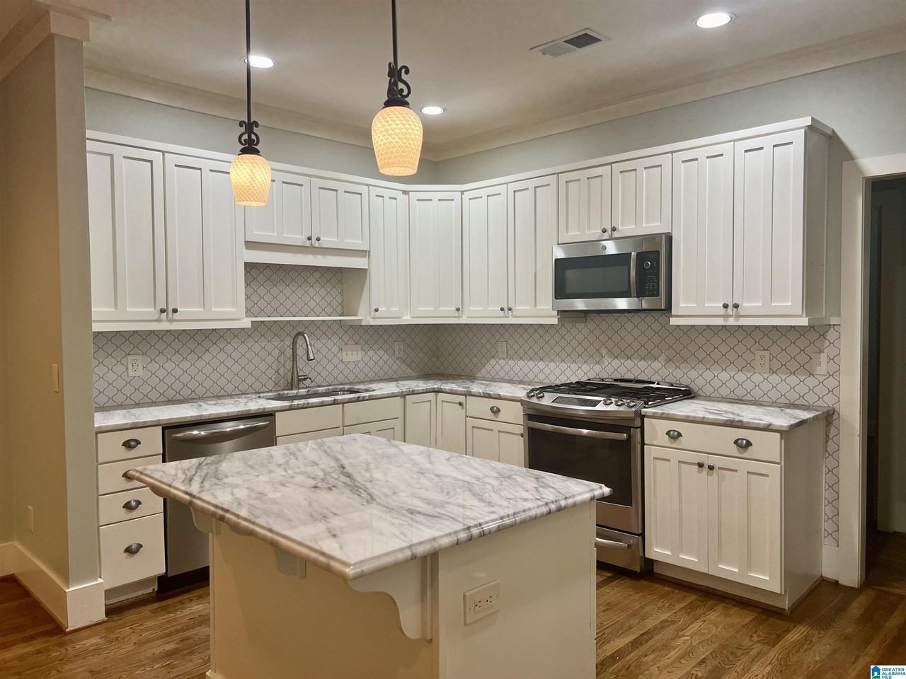 220 Hawthorn St - Photo 5 of 10