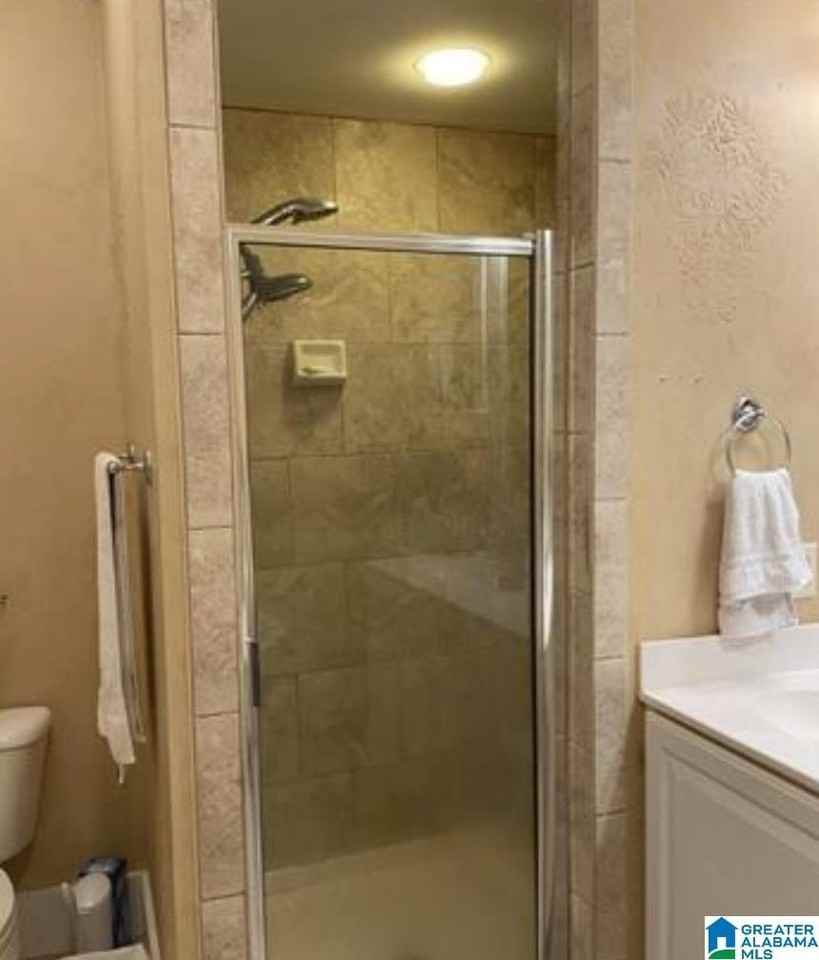 220 Hawthorn St - Photo 7 of 10
