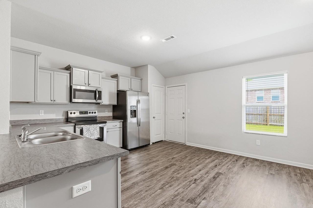 1110 Rockwell Dr - Photo 4 of 16