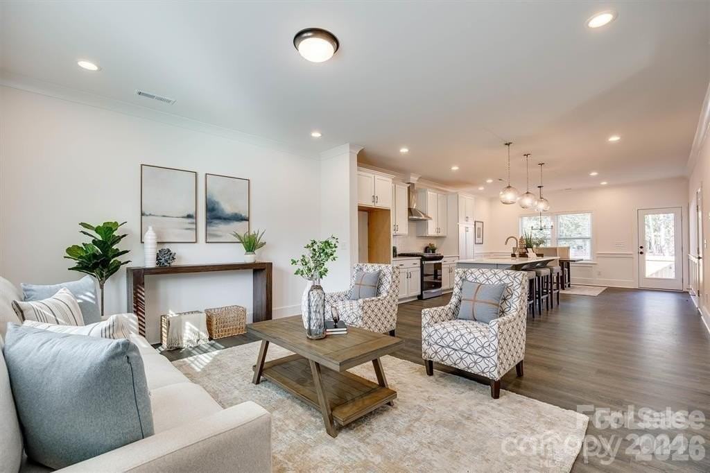 1241 Eastway Dr - Photo 2 of 18