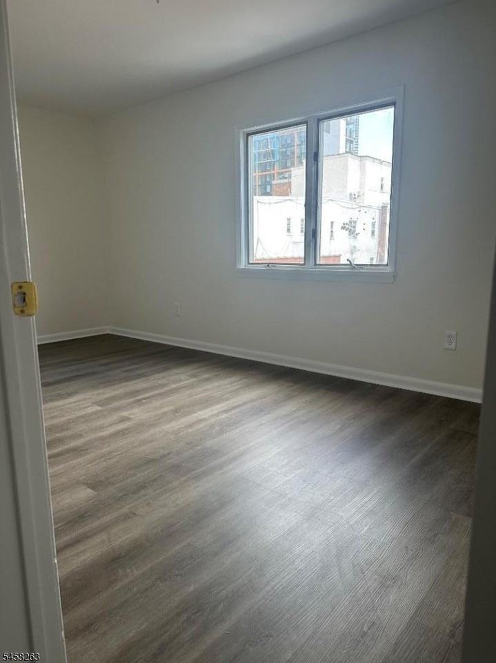 46 Ferry St - Photo 5 of 10
