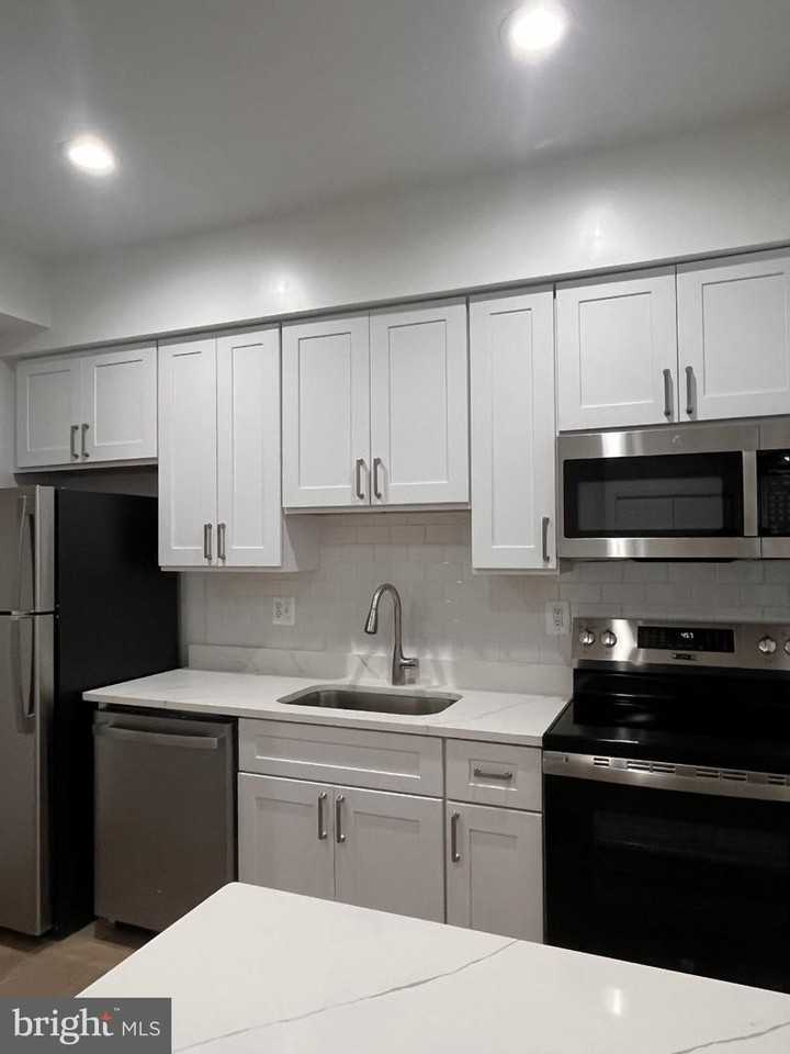 1447 Chapin St Nw - Photo 5 of 37