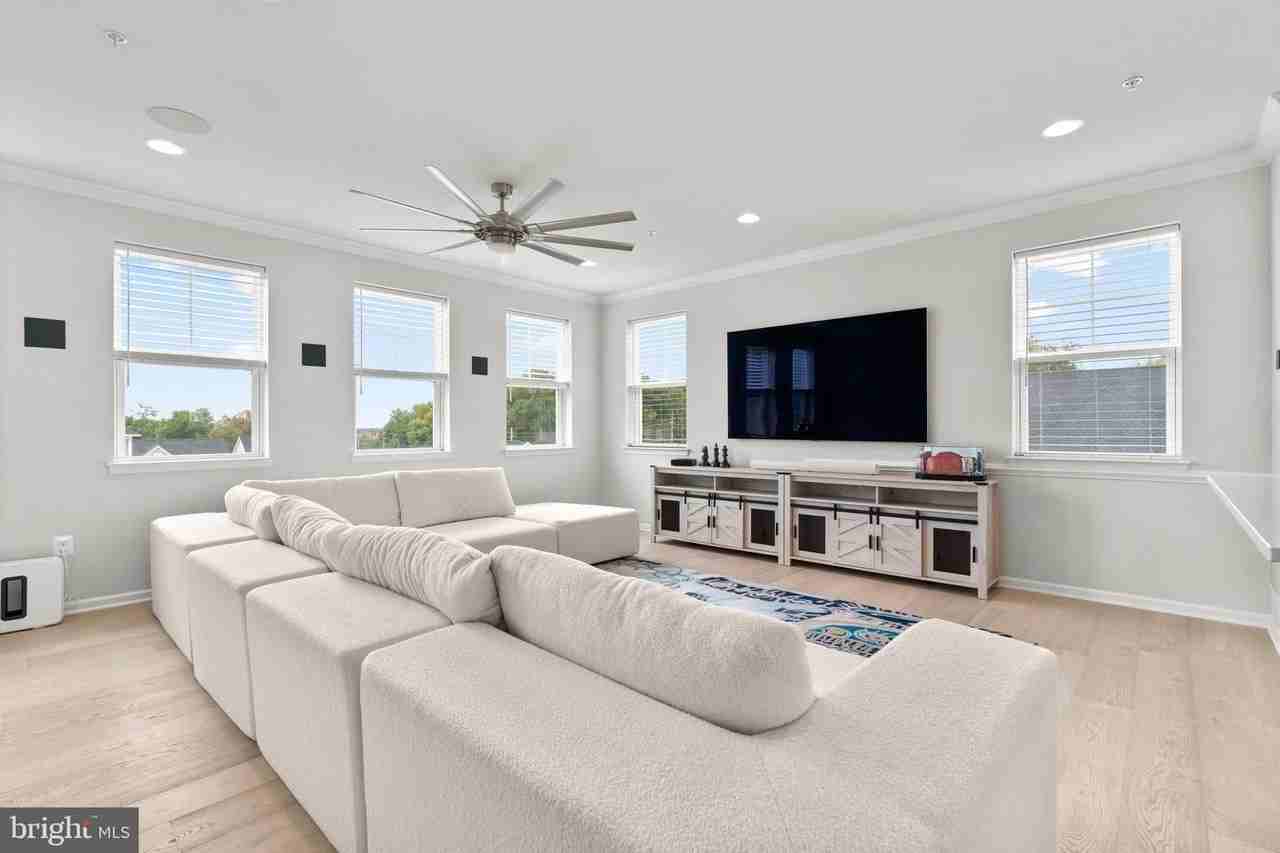 22917 Mater Way - Photo 3 of 37