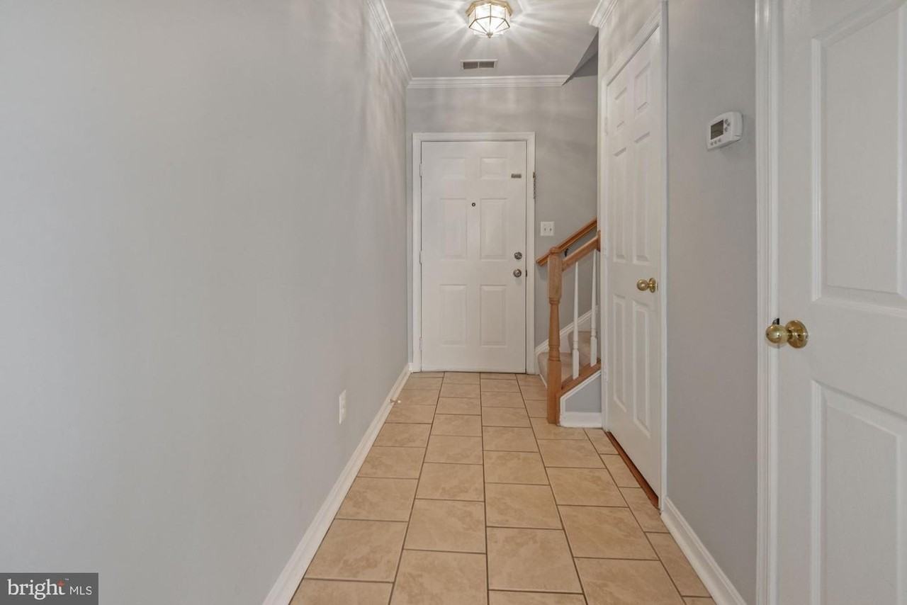 2480 Angeline Dr - Photo 5 of 31