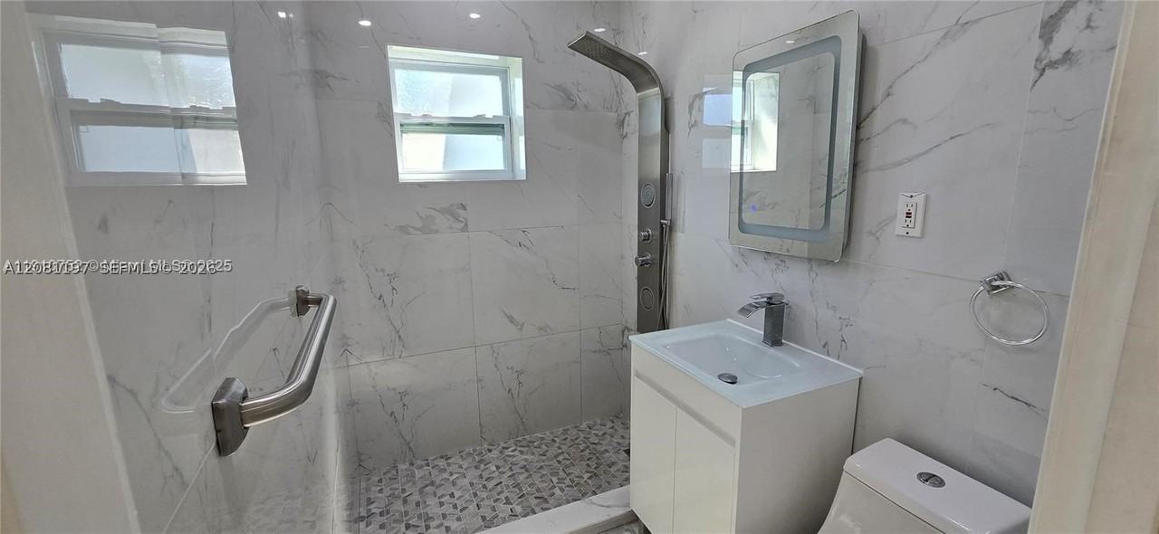 12140 Sw 218th St - Photo 5 of 11