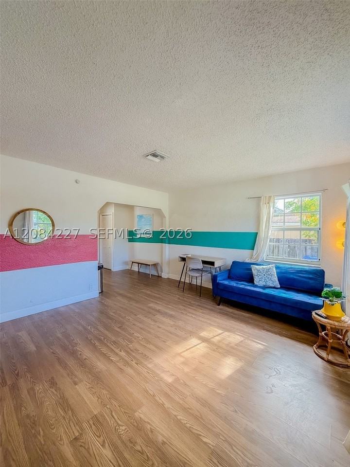 2740 Dewey St - Photo 2 of 17