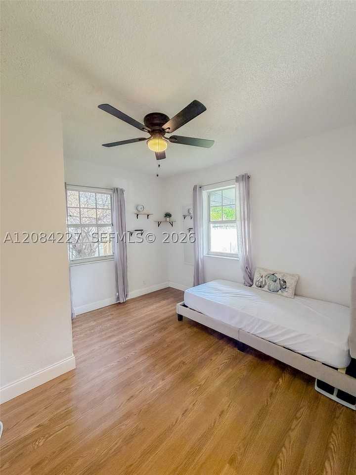 2740 Dewey St - Photo 3 of 17
