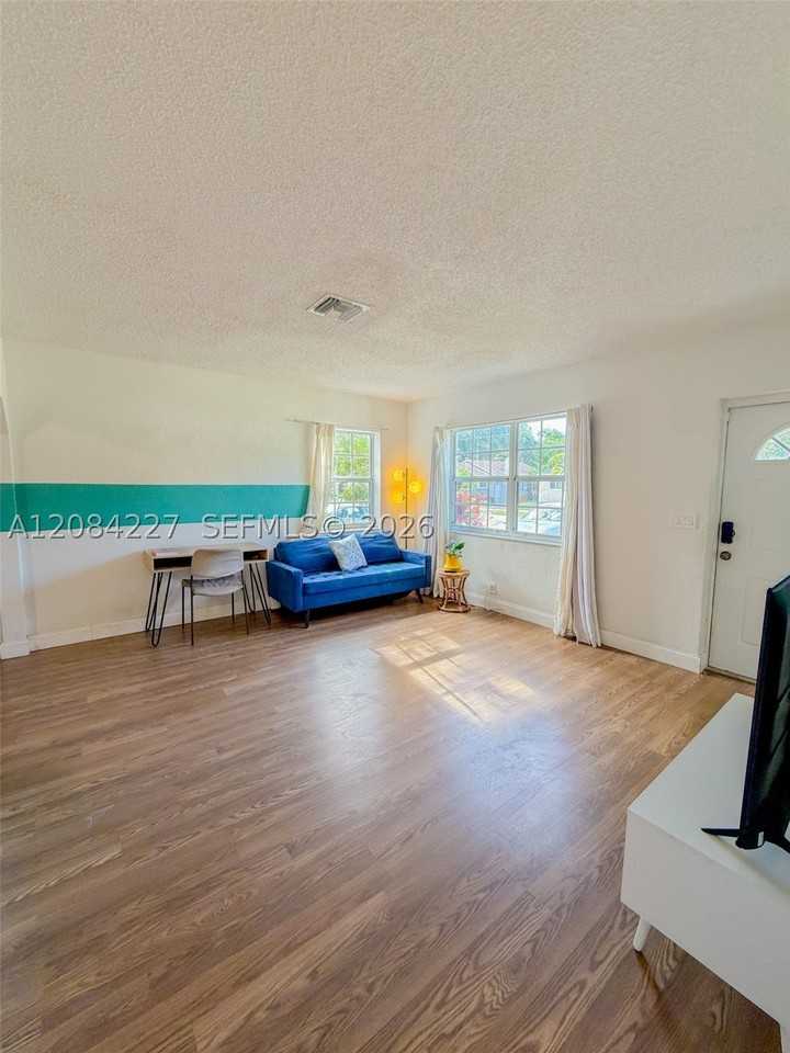 2740 Dewey St - Photo 4 of 17