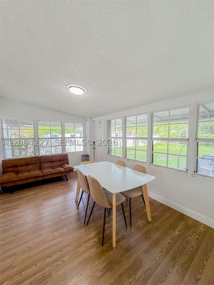 2740 Dewey St - Photo 5 of 17