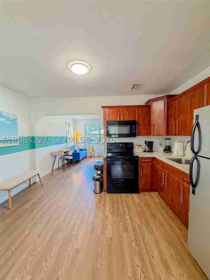 2740 Dewey St - Photo 6 of 17