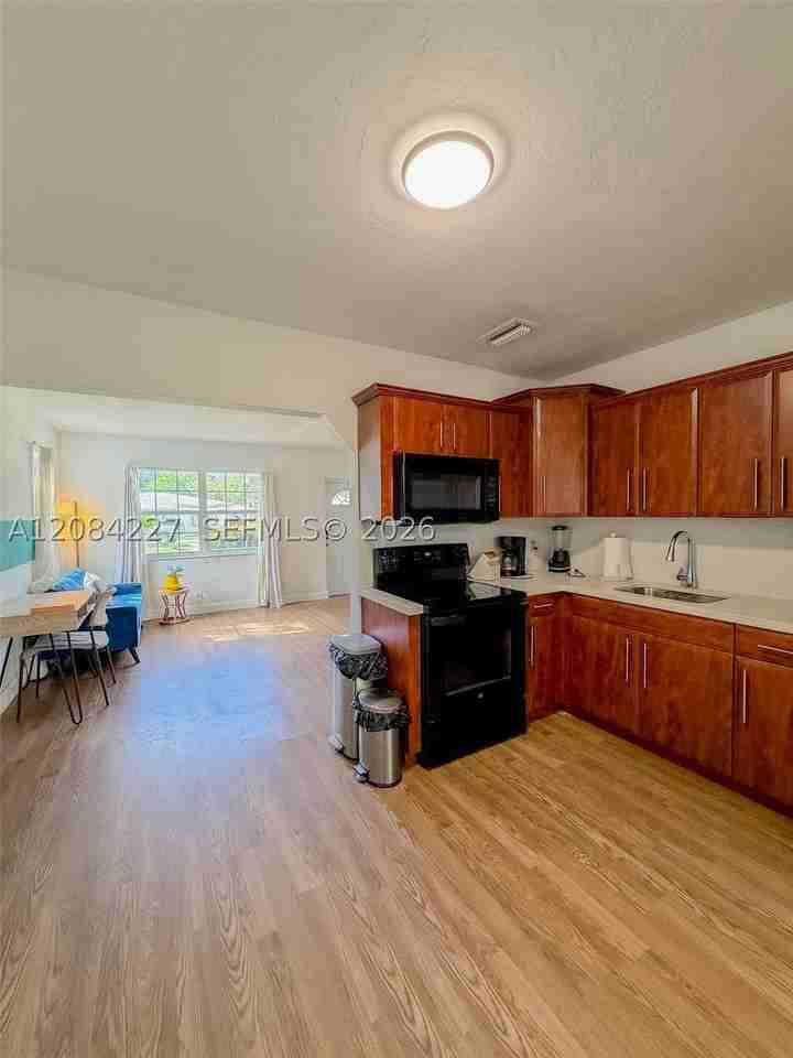 2740 Dewey St - Photo 7 of 17