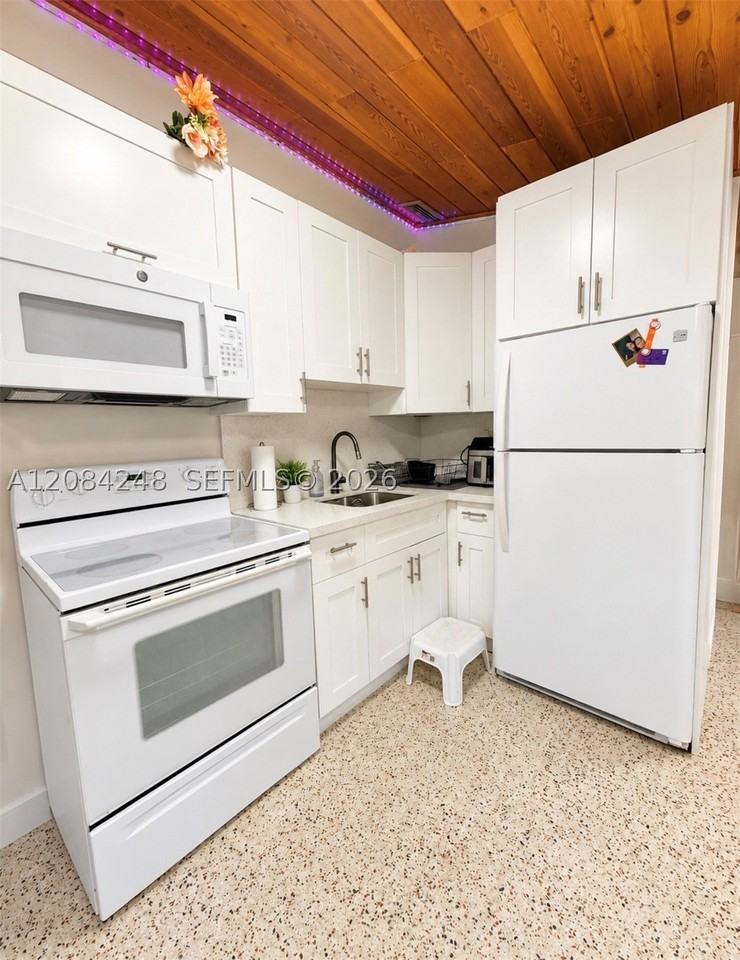 311 Nw 56th Ave #B - Photo 5 of 12