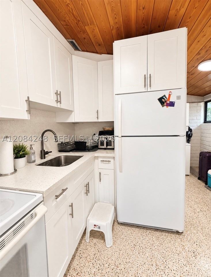 311 Nw 56th Ave #B - Photo 6 of 12