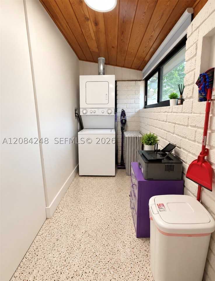 311 Nw 56th Ave #B - Photo 7 of 12