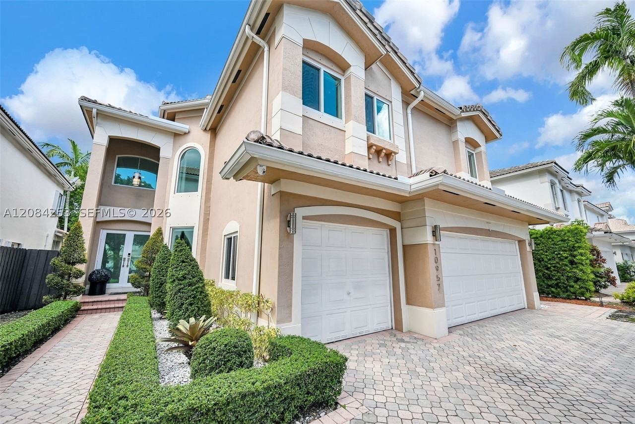 10957 Nw 73rd Ter - Photo 4 of 50