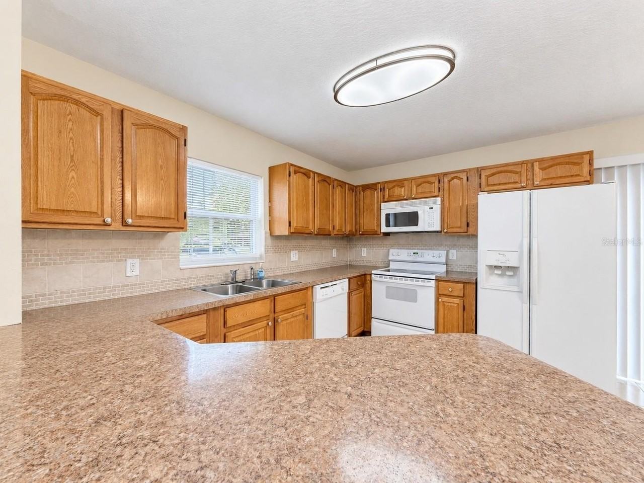 1210 E Holland Ave - Photo 2 of 17
