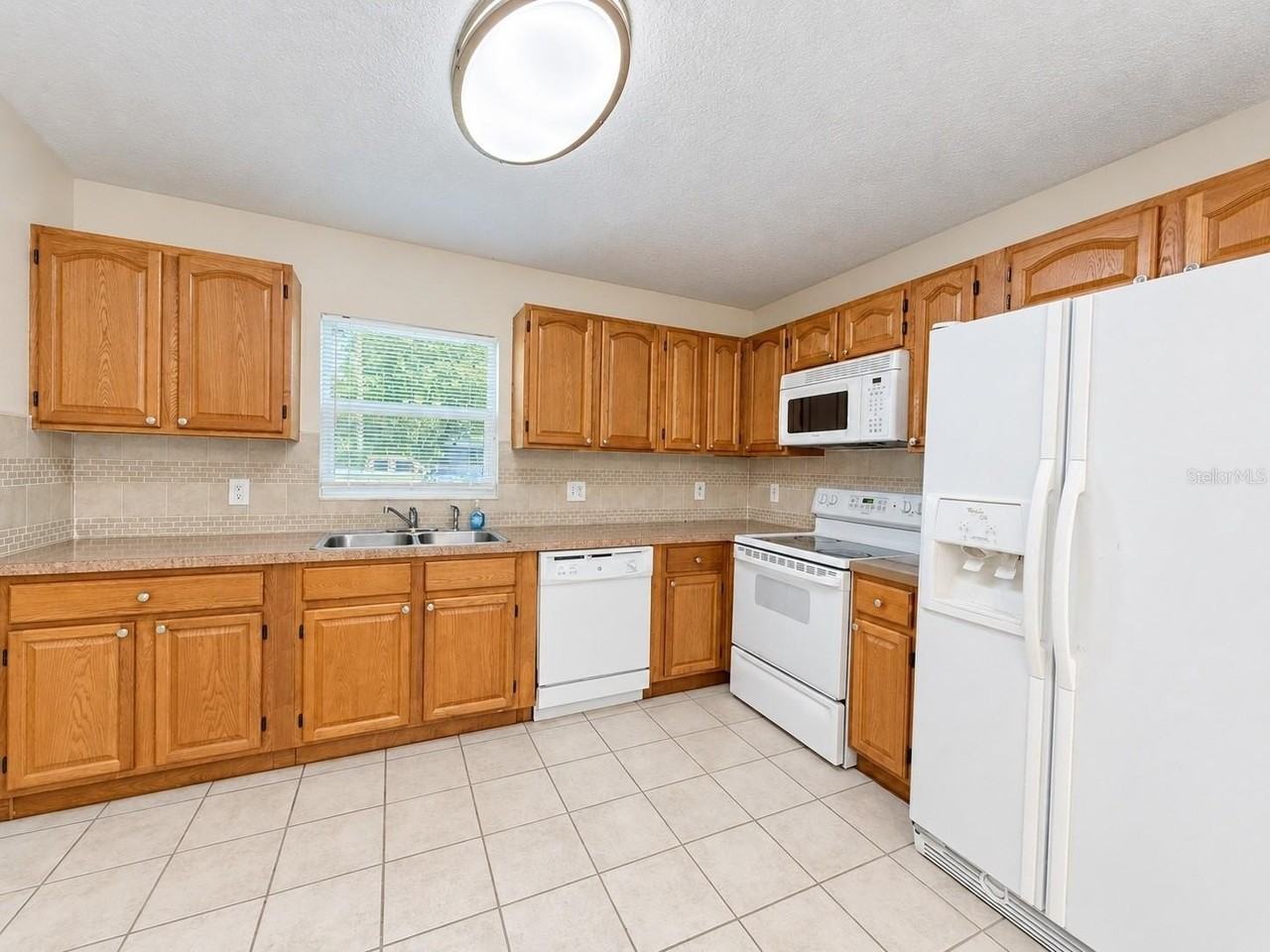 1210 E Holland Ave - Photo 3 of 17