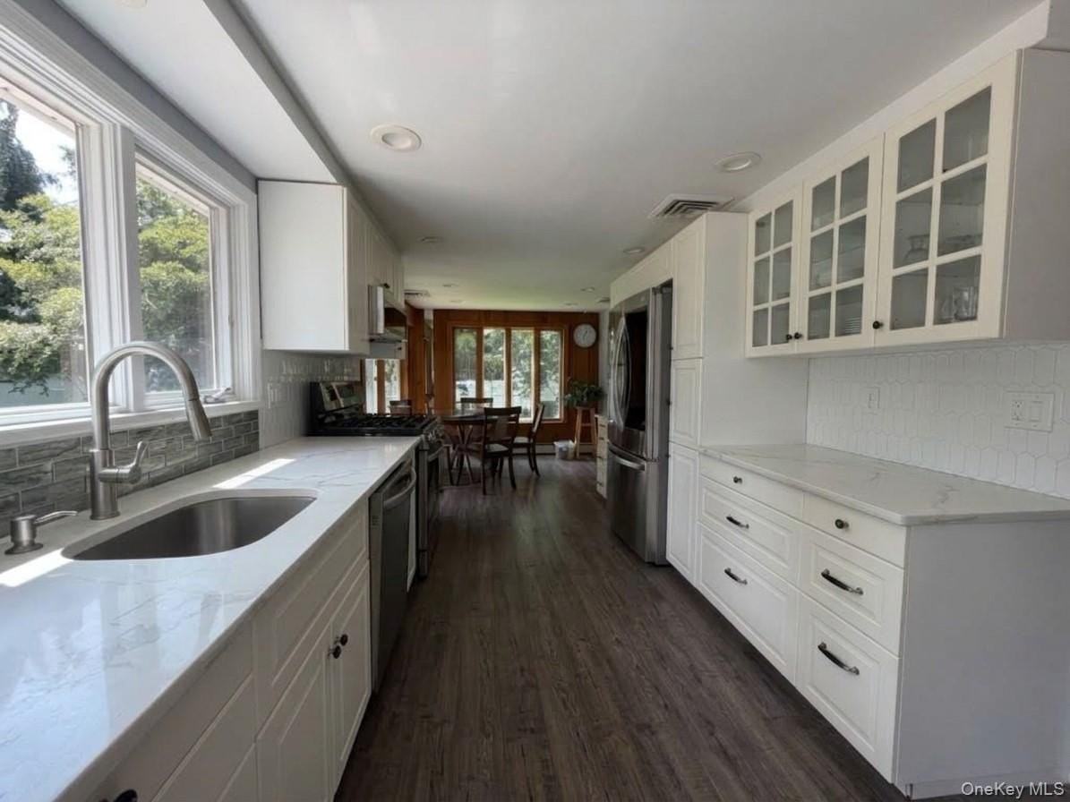 8 Tree Hollow Ln - Photo 2 of 19