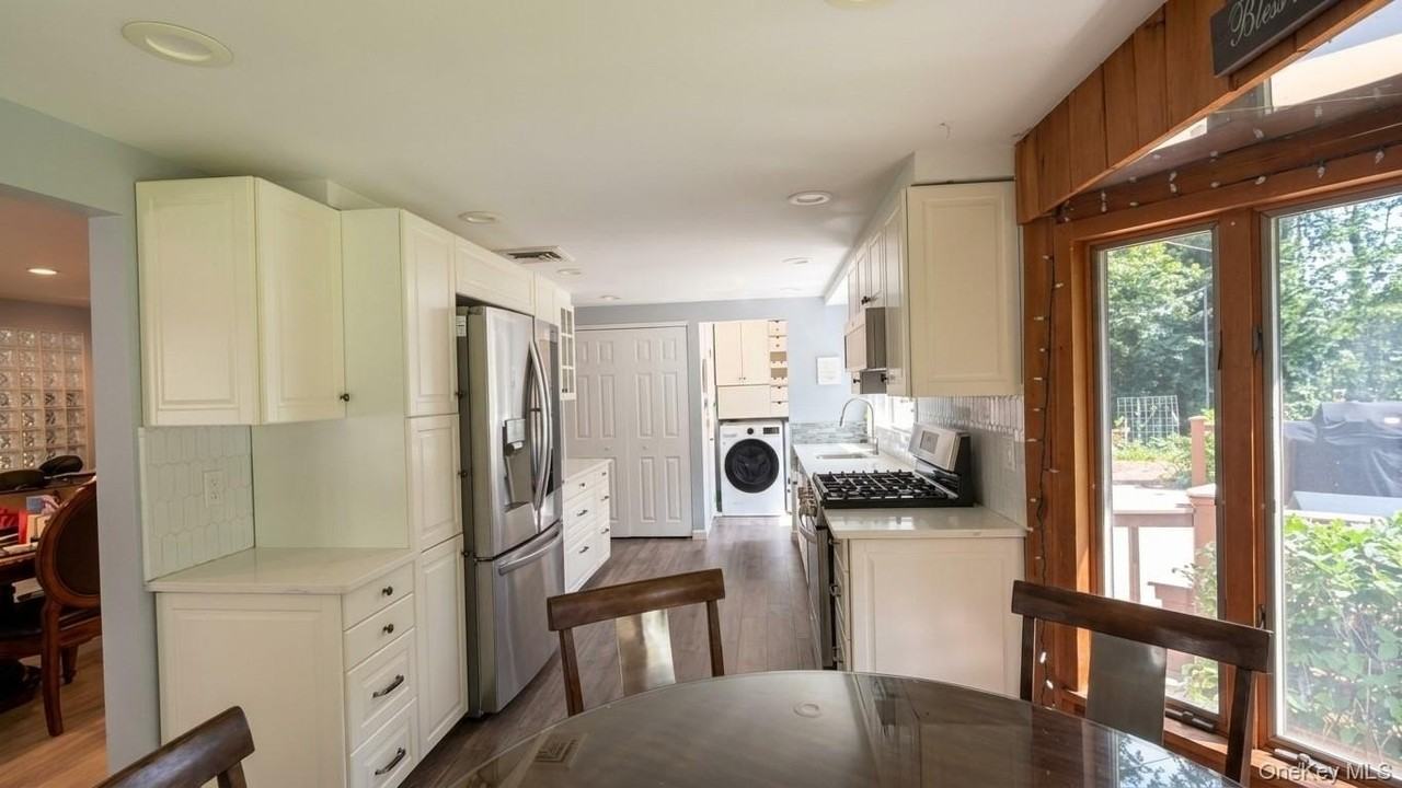 8 Tree Hollow Ln - Photo 4 of 19