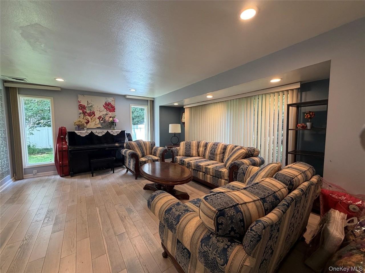 8 Tree Hollow Ln - Photo 7 of 19