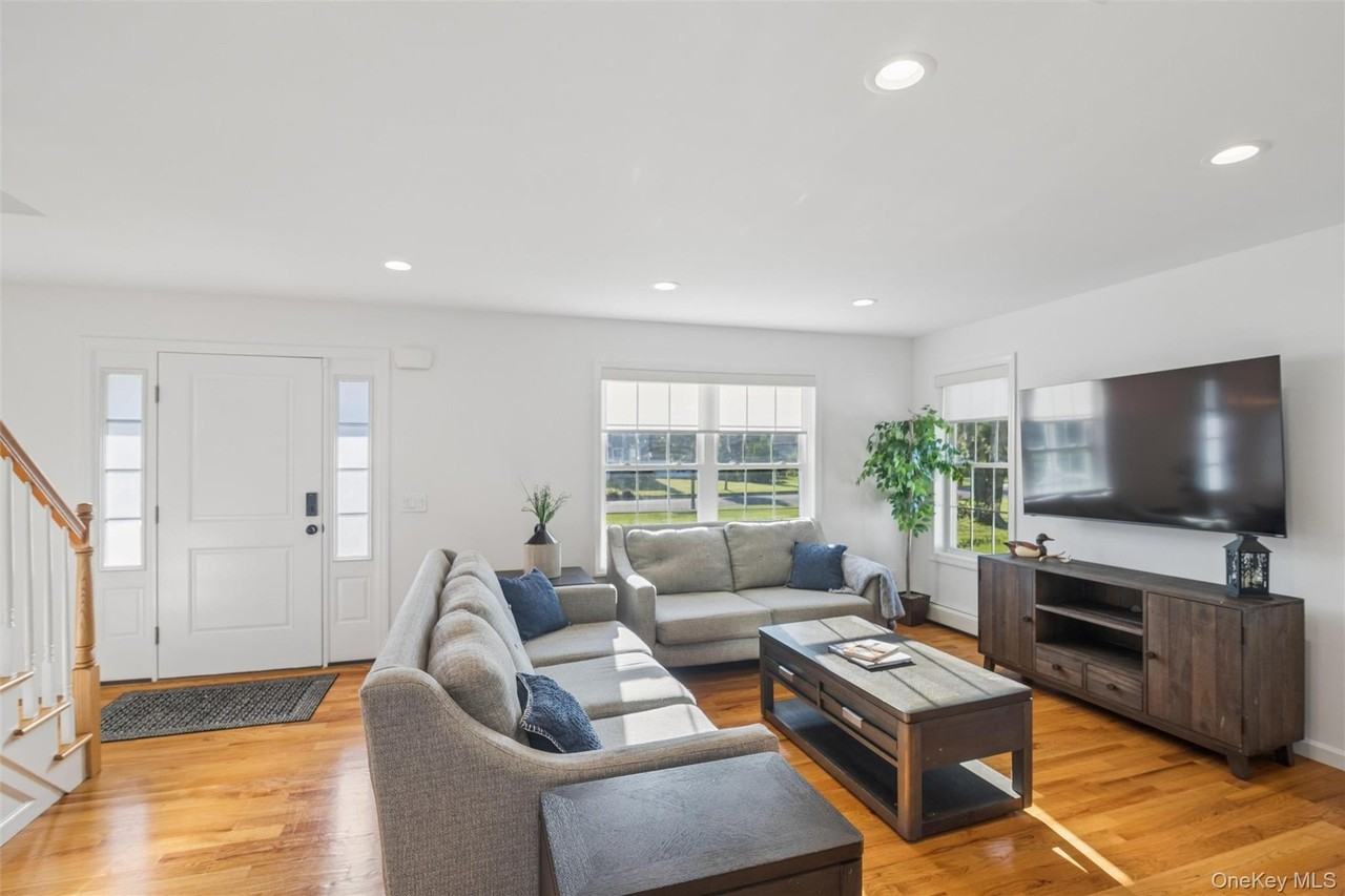 16 Mastro Ct - Photo 3 of 31