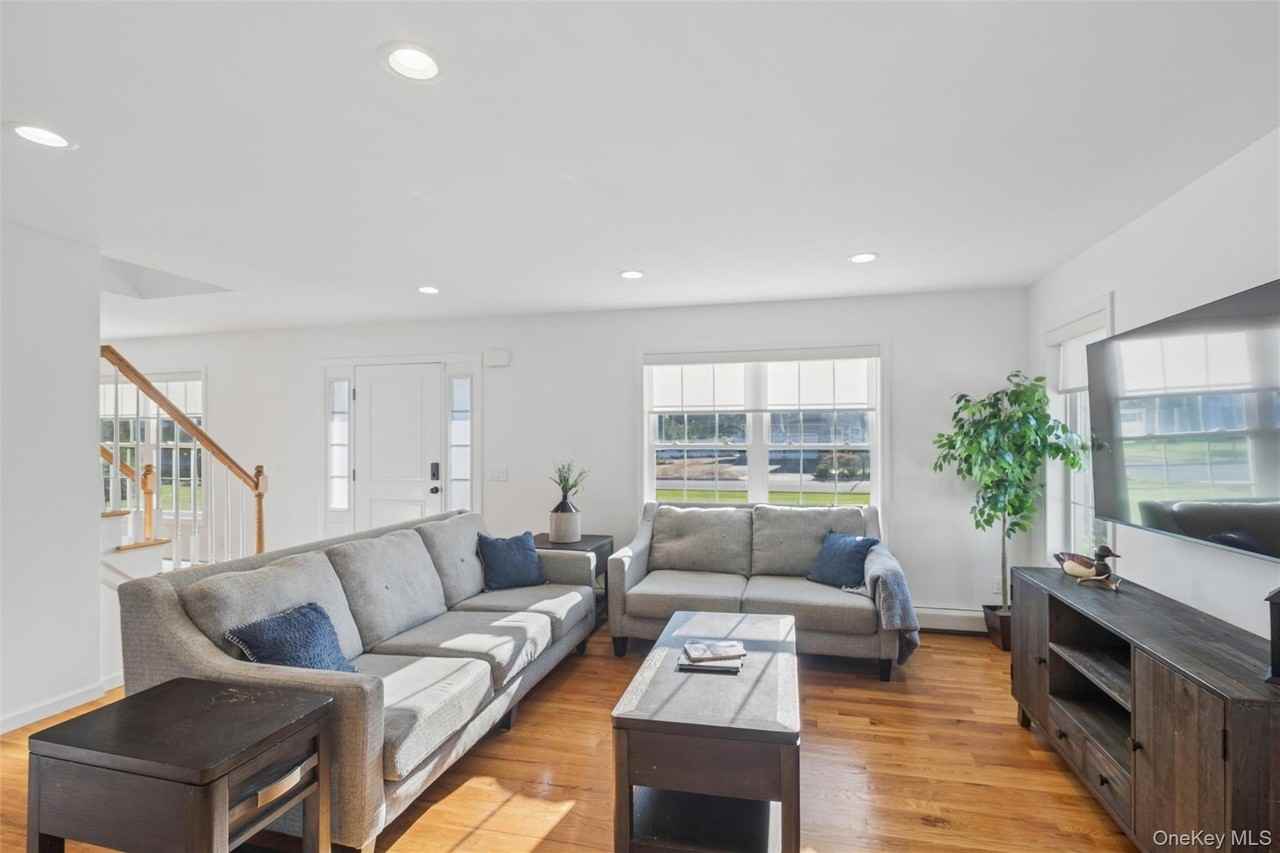 16 Mastro Ct - Photo 4 of 31