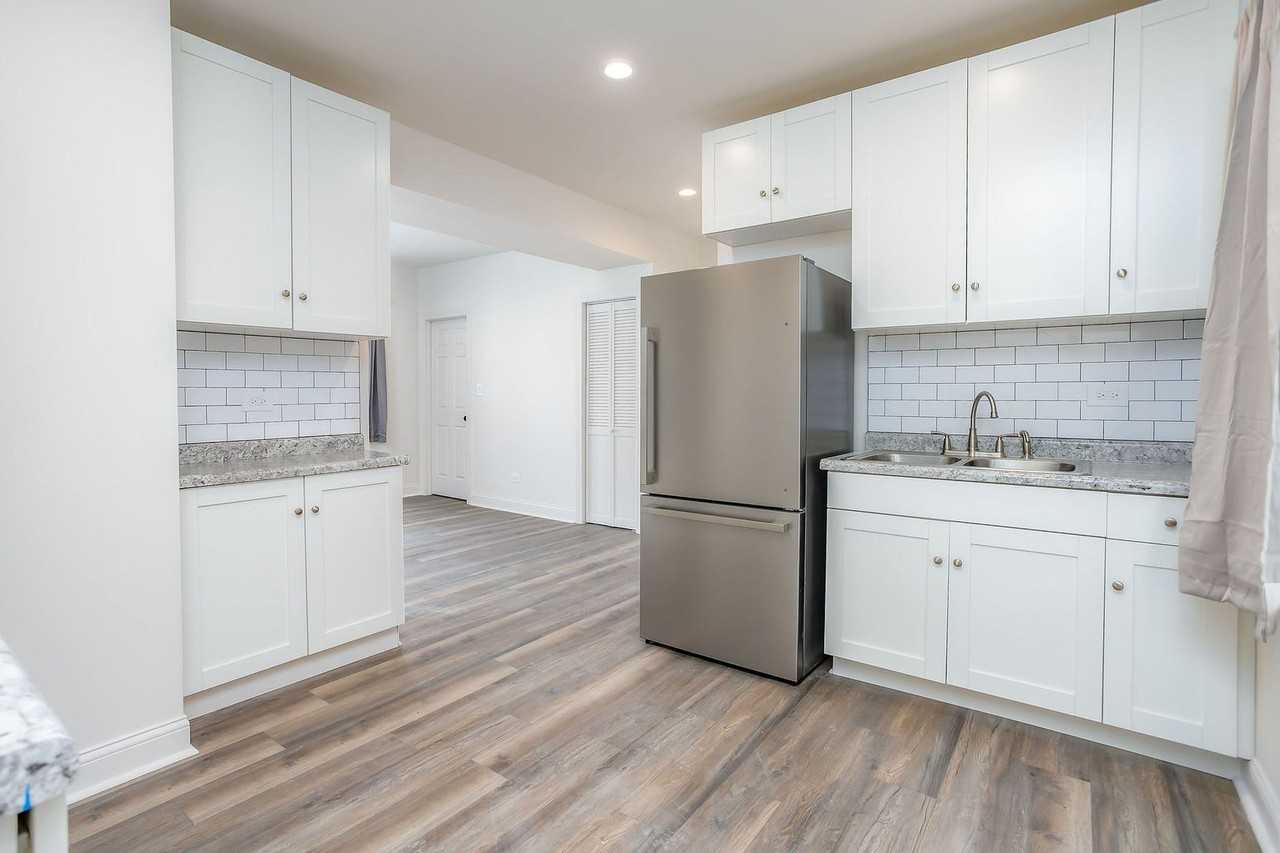 3056 S Keeler Ave #2 - Photo 3 of 9