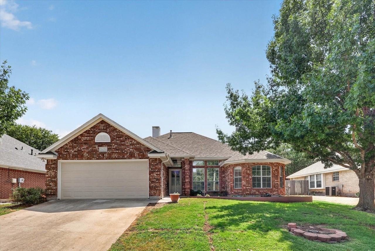 2621 John Dr - Photo 3 of 17