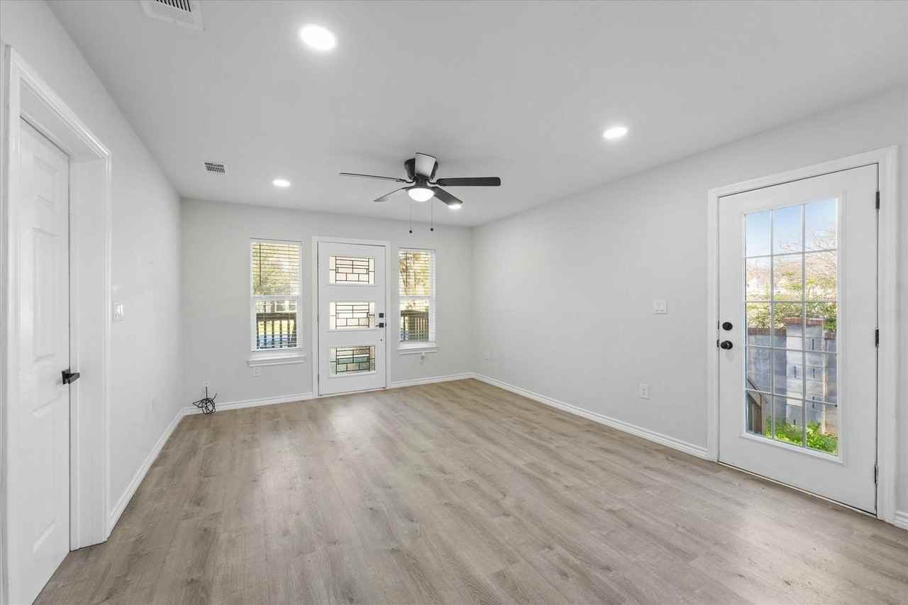 1122 S Oak Cliff Blvd - Photo 4 of 18