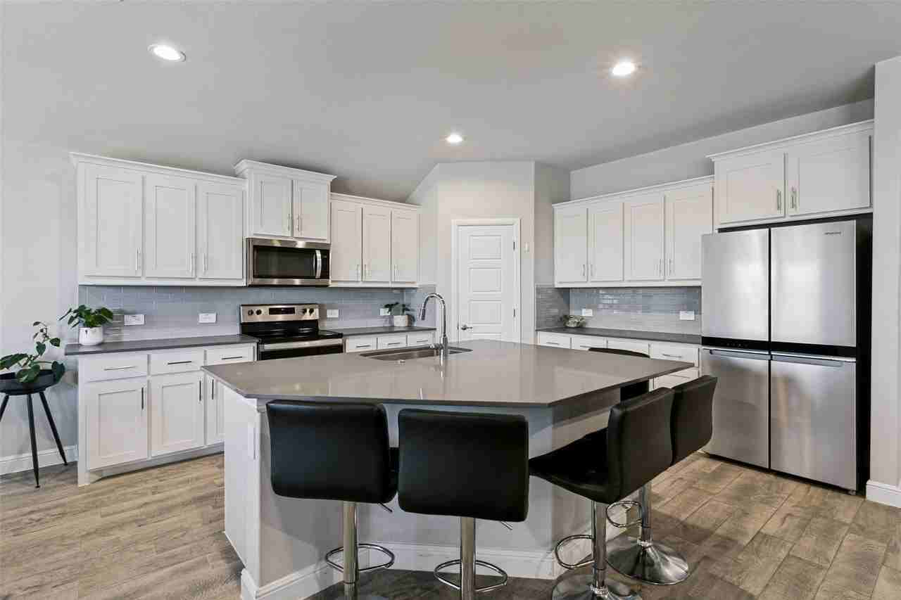 1608 Central Park Dr - Photo 3 of 25