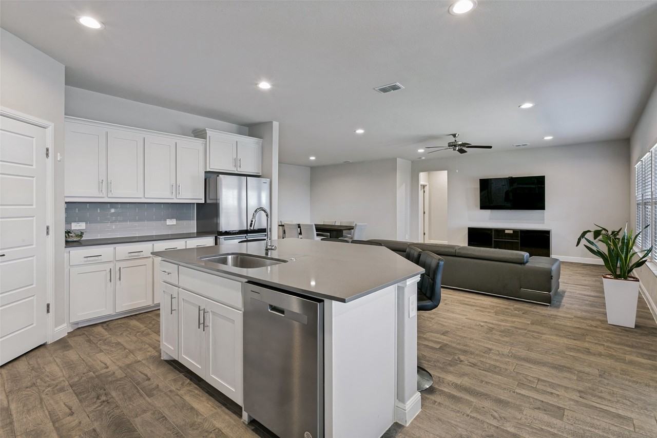 1608 Central Park Dr - Photo 4 of 25