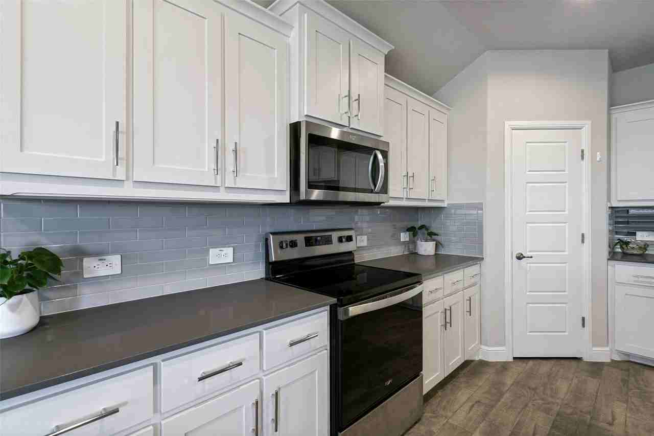 1608 Central Park Dr - Photo 5 of 25