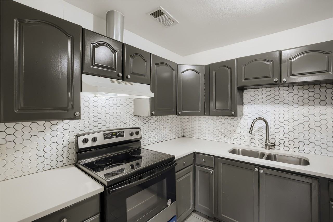 326 E Holley St - Photo 4 of 30
