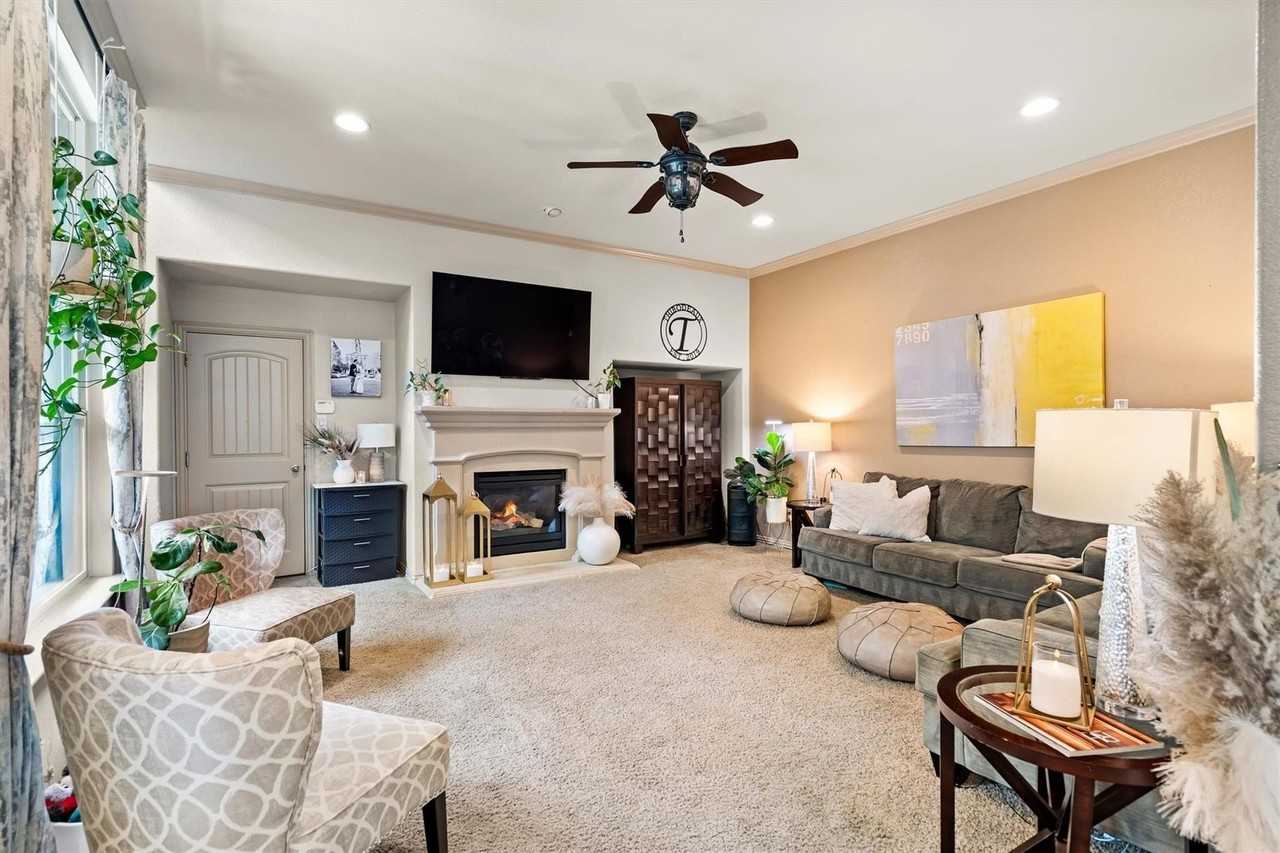 2459 Embleton Dr - Photo 4 of 29