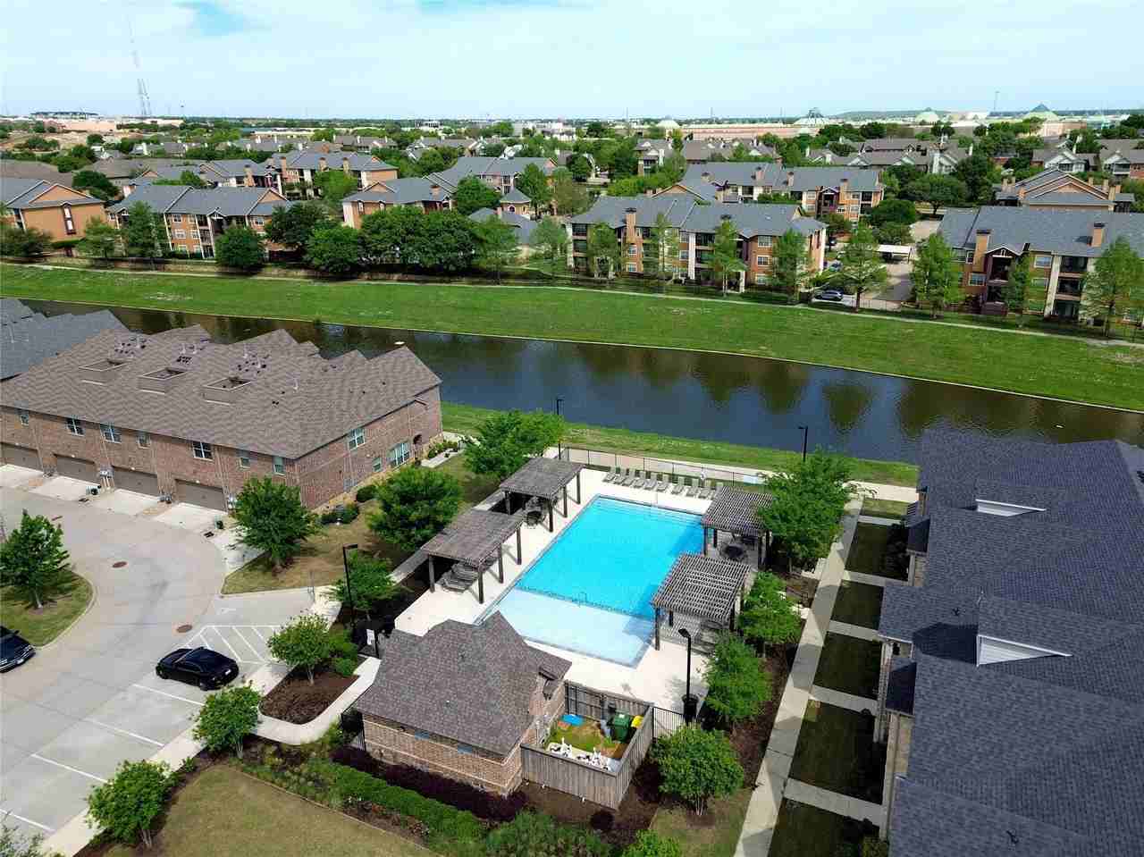 695 Vista Del Lago Dr - Photo 2 of 40