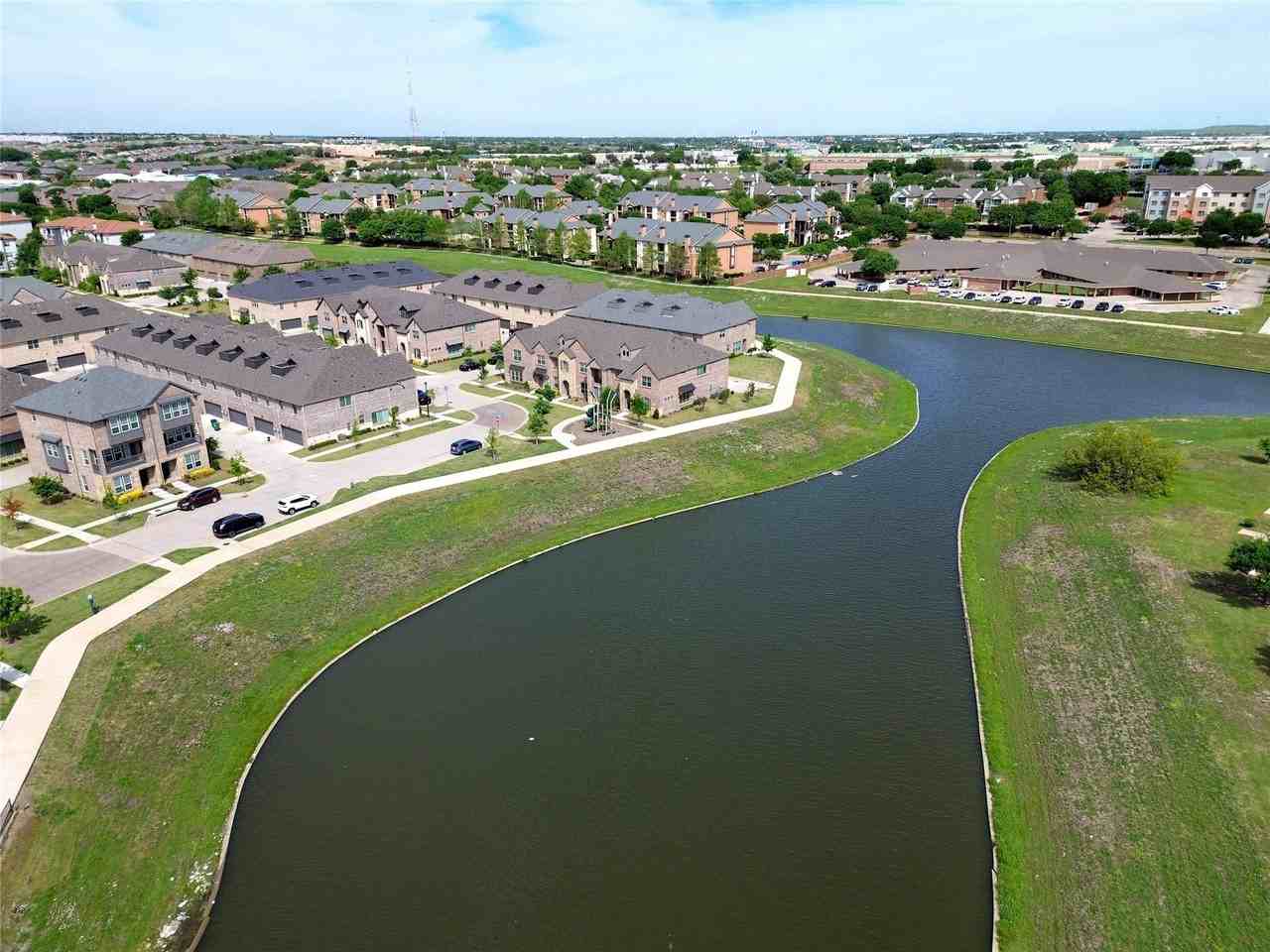 695 Vista Del Lago Dr - Photo 4 of 40