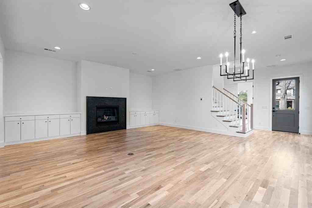 5836 Martel Ave - Photo 4 of 37