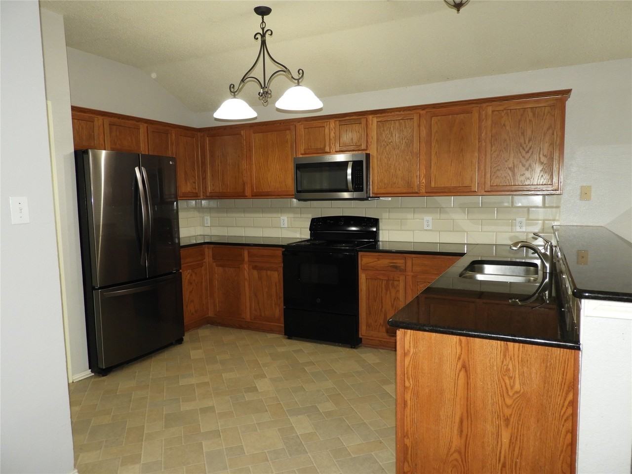 1009 Margaret Dr - Photo 3 of 10