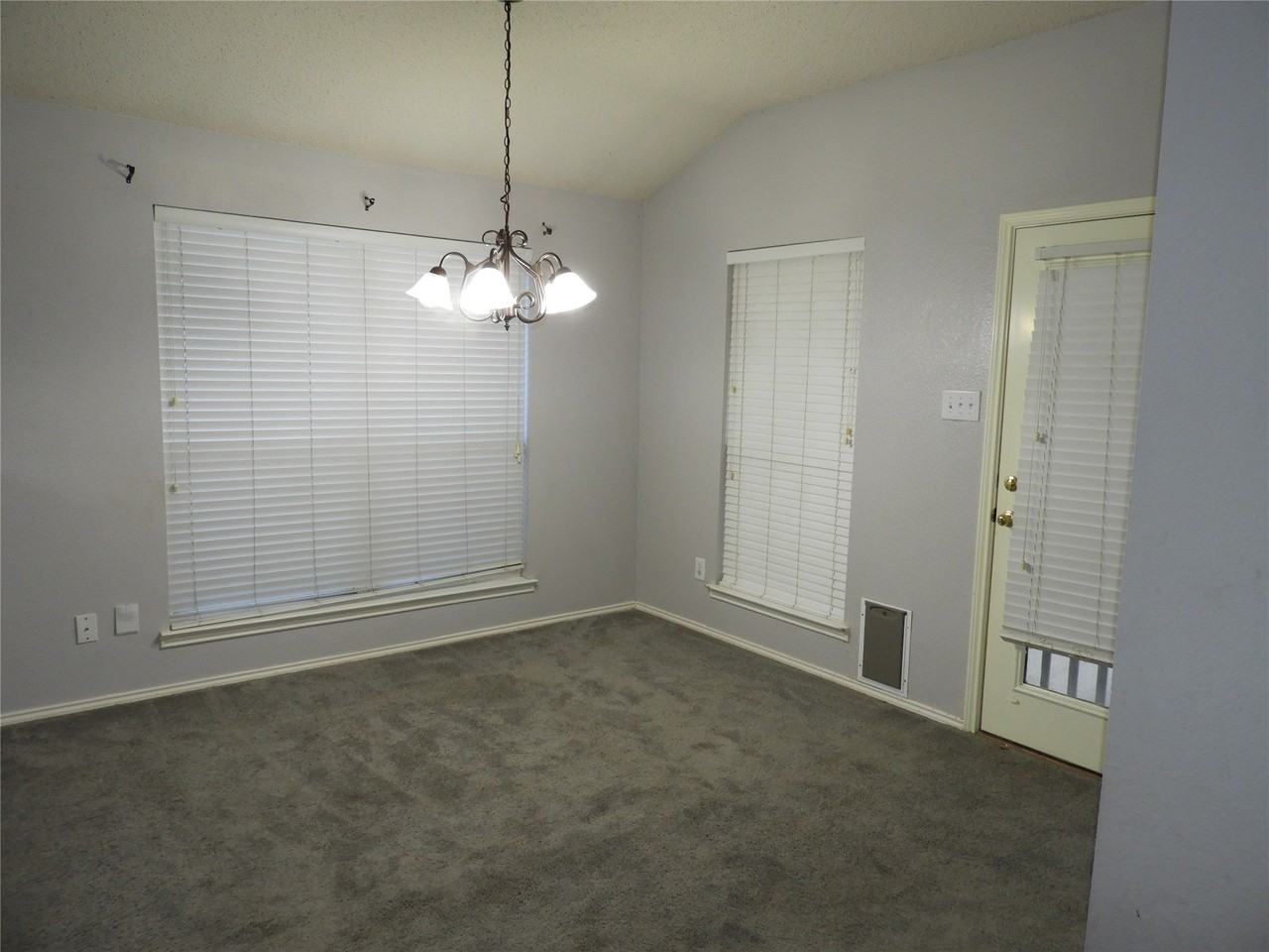 1009 Margaret Dr - Photo 4 of 10