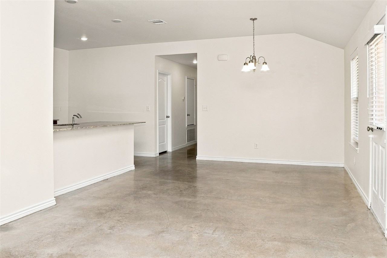 6015 Amelia Earhart Blvd #B - Photo 5 of 17