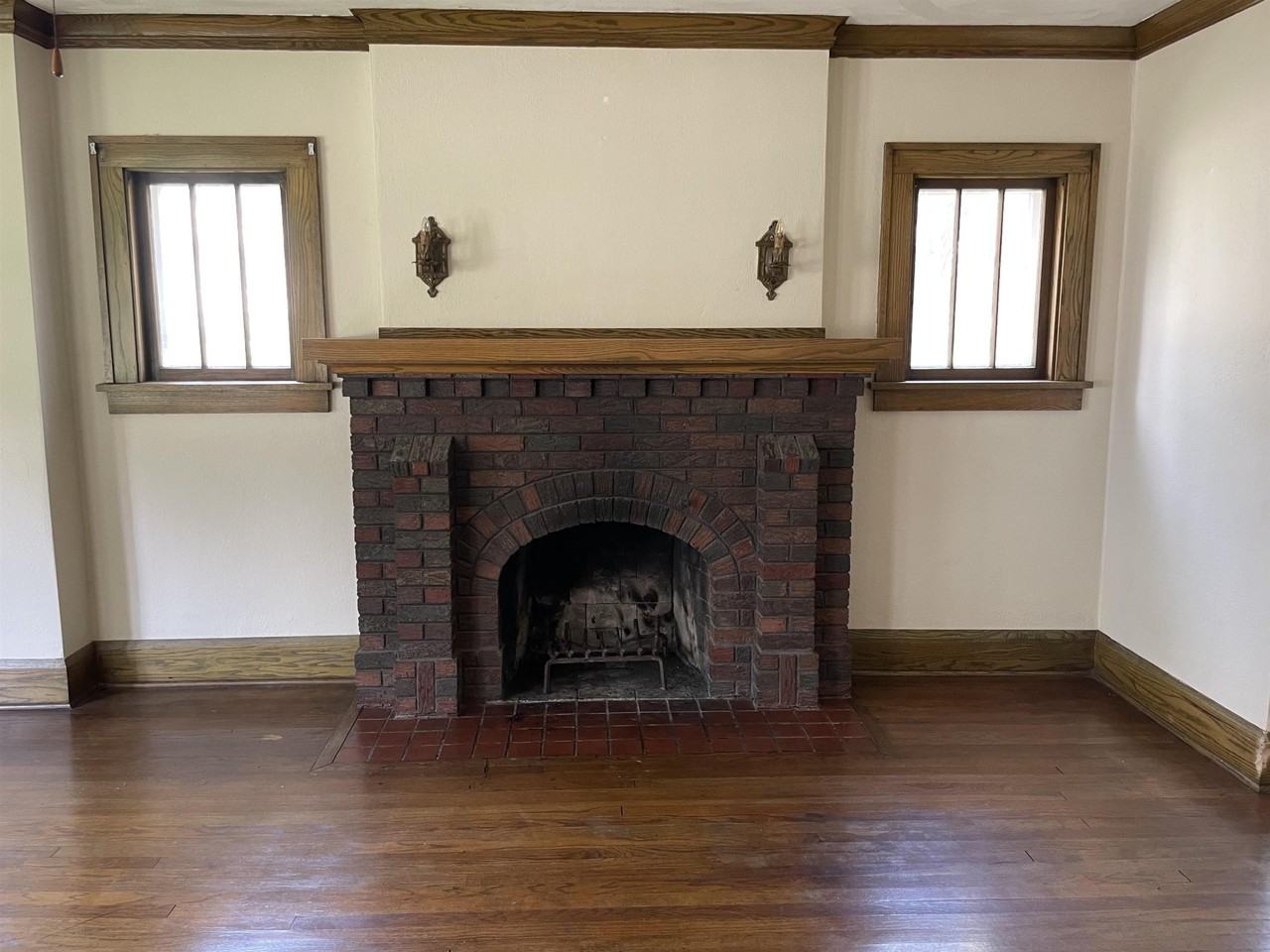 225 Regan St - Photo 4 of 12