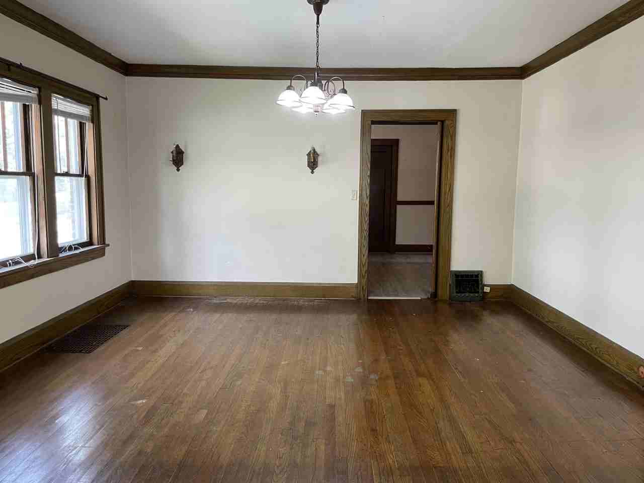 225 Regan St - Photo 5 of 12