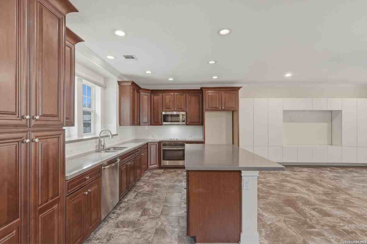 623 Leigh St - Photo 3 of 25