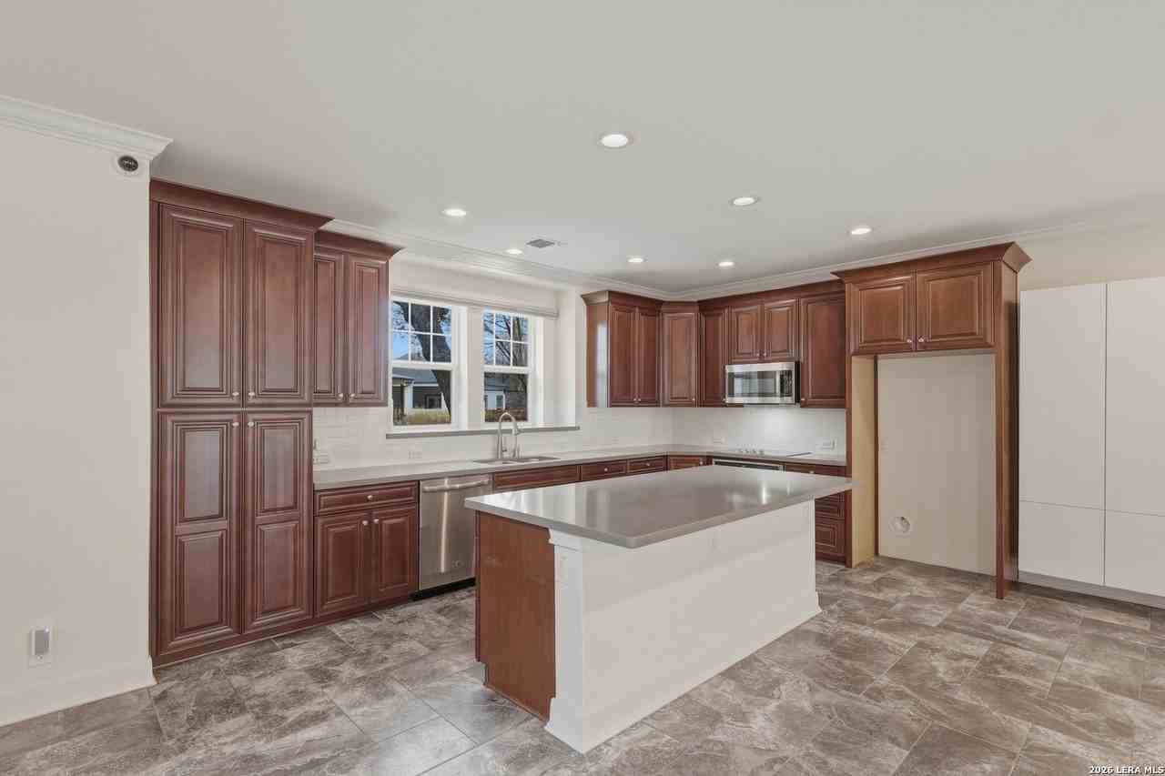 623 Leigh St - Photo 4 of 25