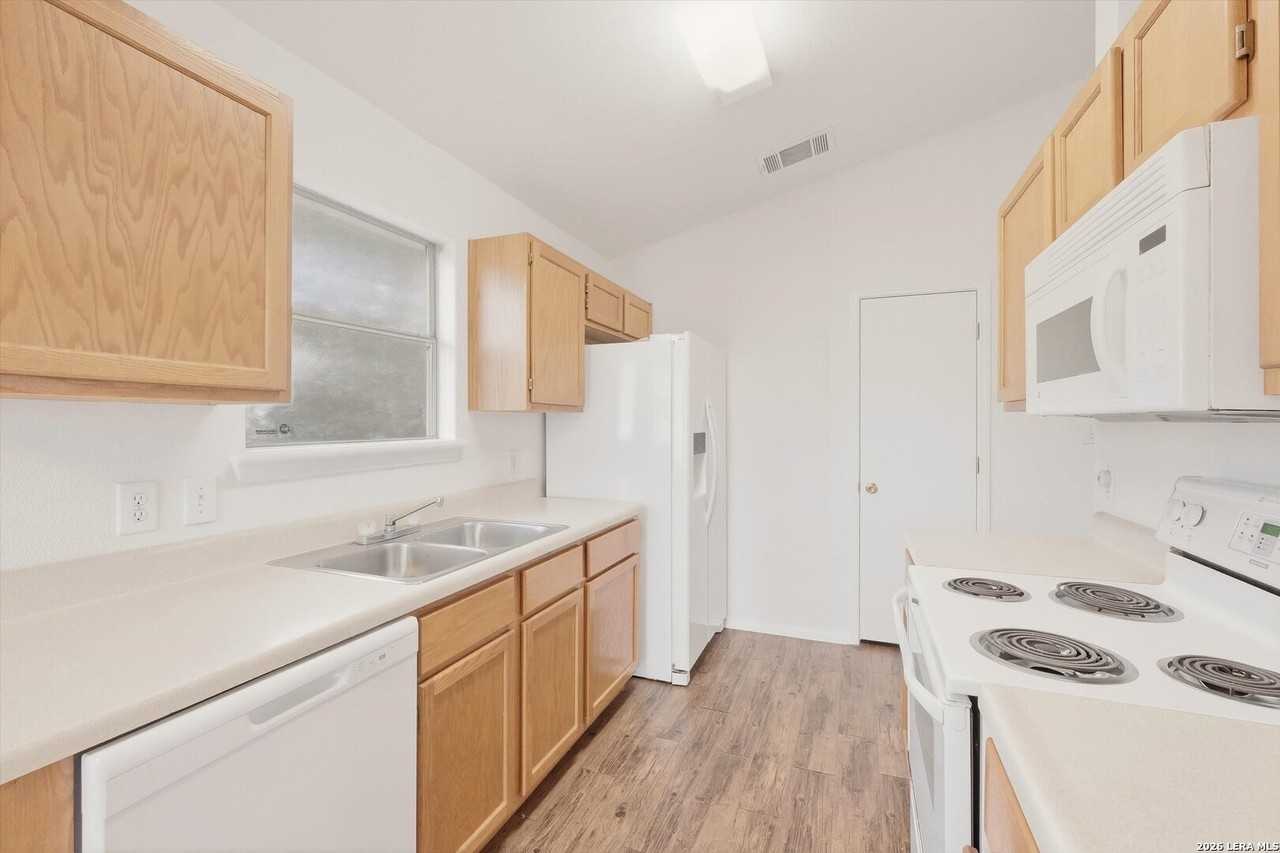 6918 Sandy Point Dr - Photo 6 of 21