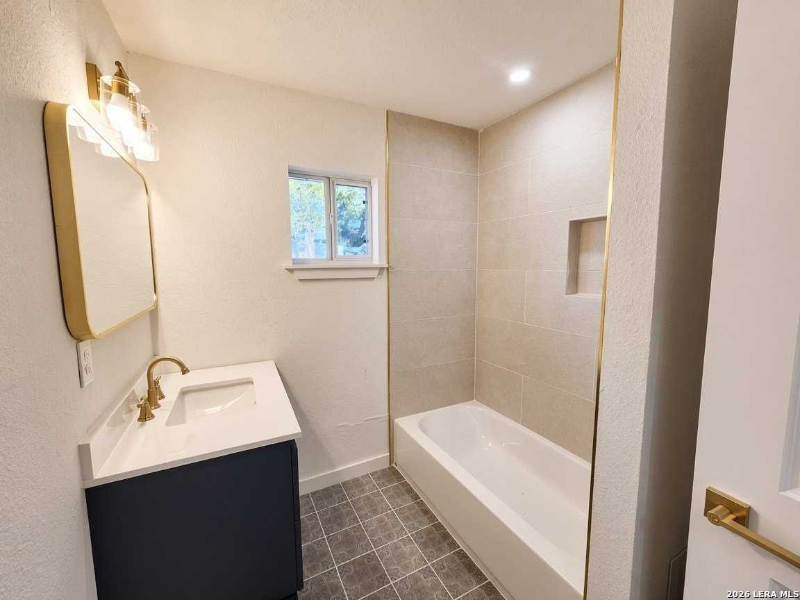 2122 Hicks Ave - Photo 4 of 16