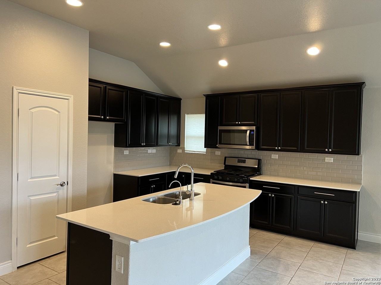 105 Esslemont - Photo 4 of 21