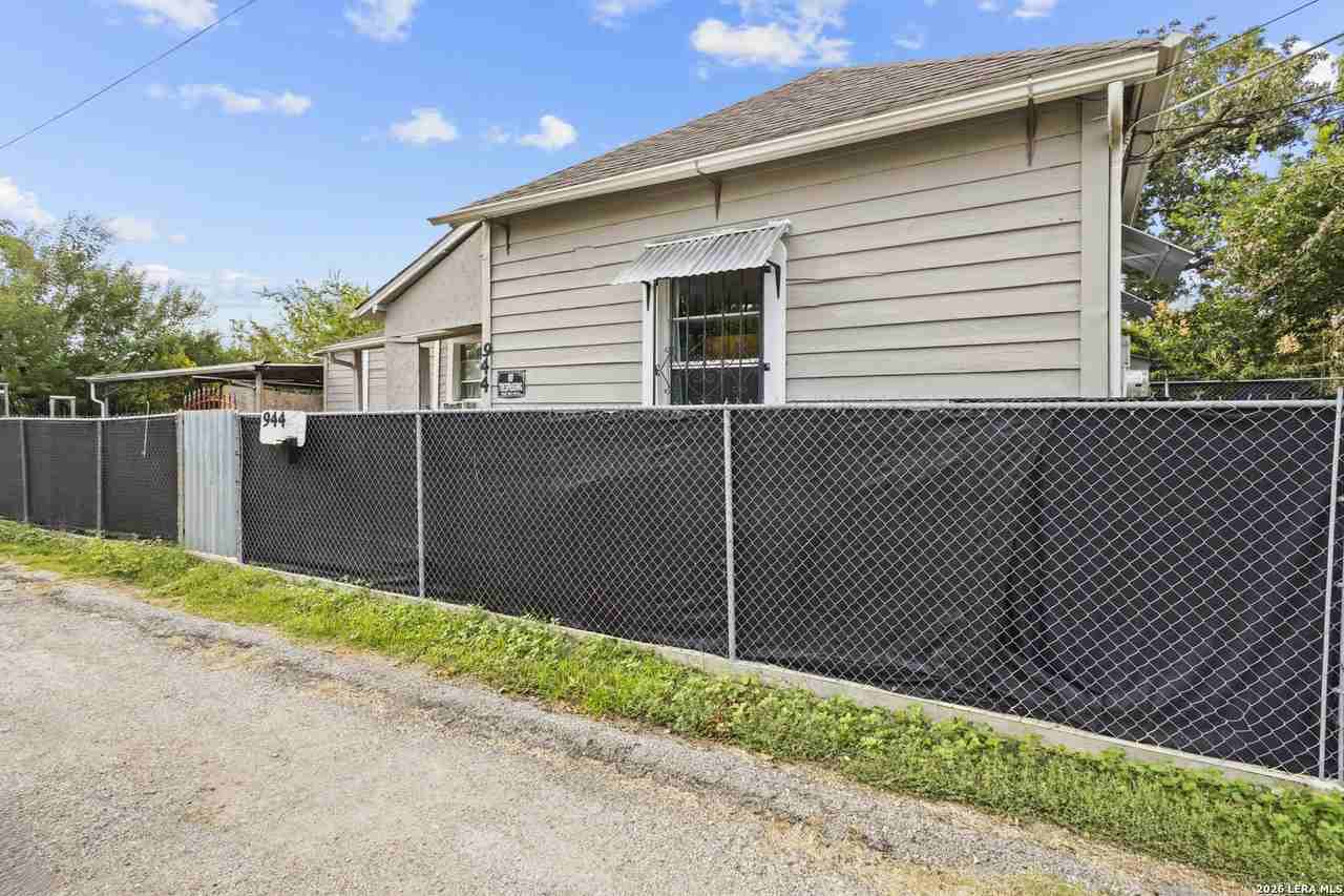 944 Briscoe Aly - Photo 2 of 20
