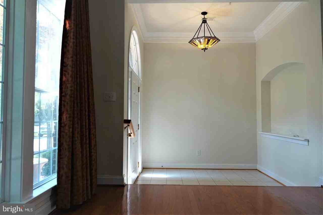 1115 Crestfield Dr - Photo 3 of 33