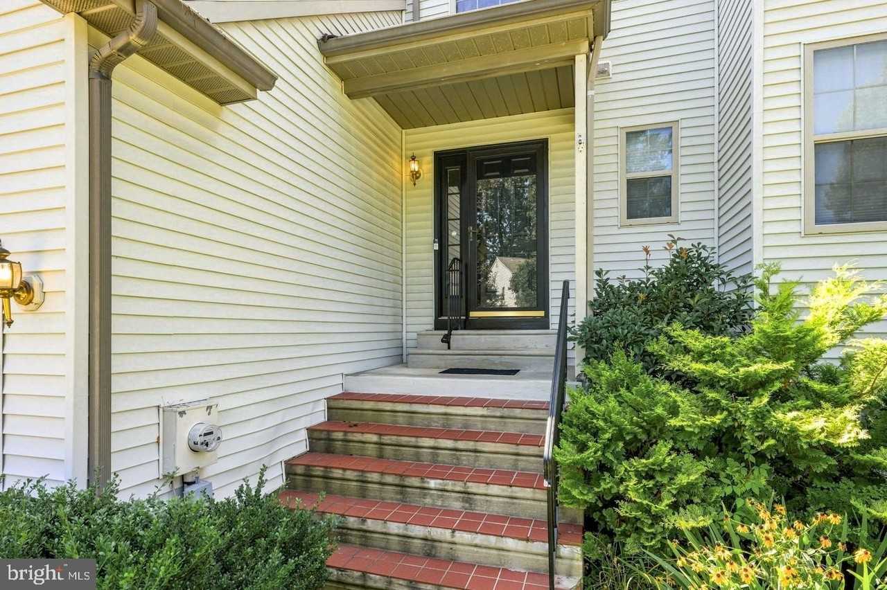40 Woodstream Ct - Photo 3 of 42